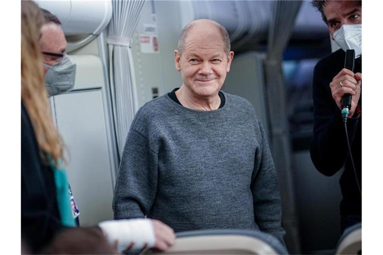 Bundeskanzler Olaf Scholz ganz locker im Pulli im Flieger nach Washington. Foto: Kay Nietfeld/dpa