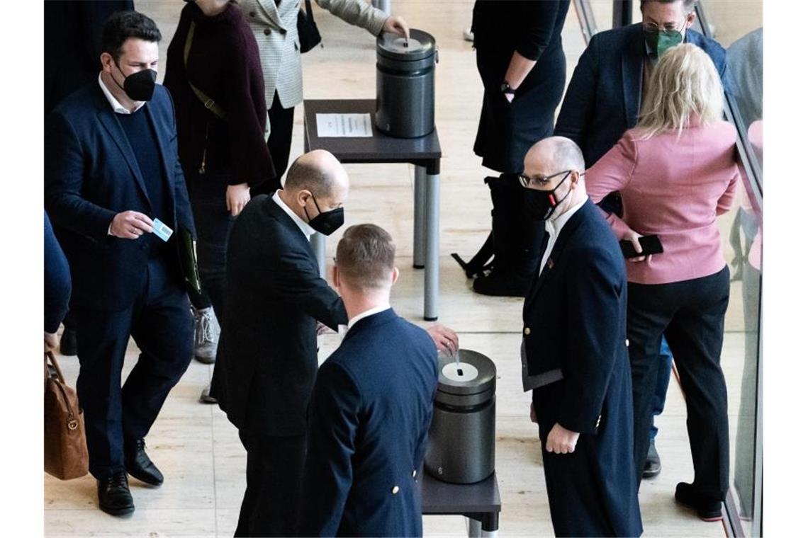 Bundestag verlängert Irak-Einsatz mit großer Mehrheit Bundeskanzler Olaf Scholz gibt bei der namentlichen Abstimmung über die Verlängerung des Bundeswehreinsatzes im Irak seine Stimmkarte ab. Foto: Bernd von Jutrczenka/dpa
