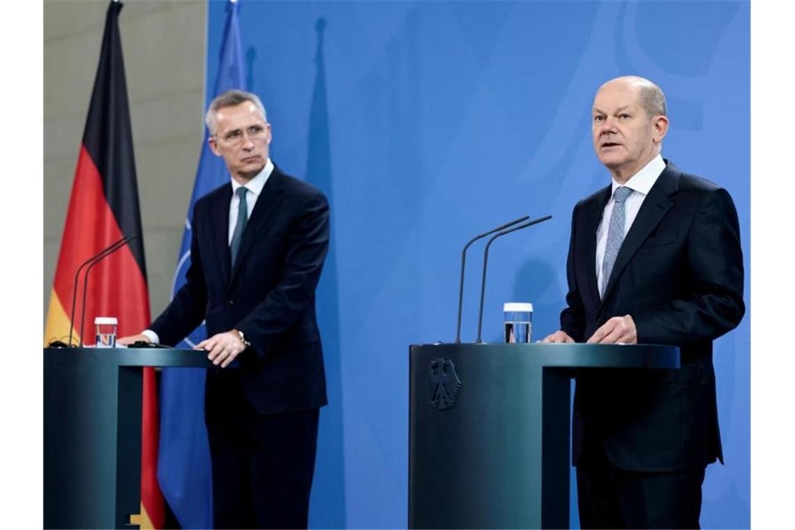 Scholz droht Moskau im Ukraine-Konflikt - Baerbock in Moskau Bundeskanzler Olaf Scholz hat Nato-Generalsekretär Jens Stoltenberg (l) im Kanzleramt zu Gesprächen empfangen. Foto: Hannibal Hanschke/Reuters-Pool/dpa