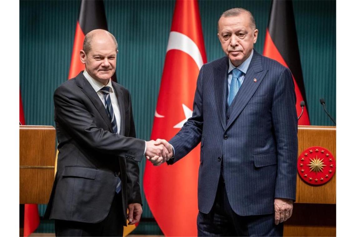 Scholz und Erdogan fordern Waffenstillstand in der Ukraine Bundeskanzler Olaf Scholz ist für Gespräche mit dem türkischen Präsidenten Recep Tayyip Erdogan nach Ankara gereist. Foto: Michael Kappeler/dpa