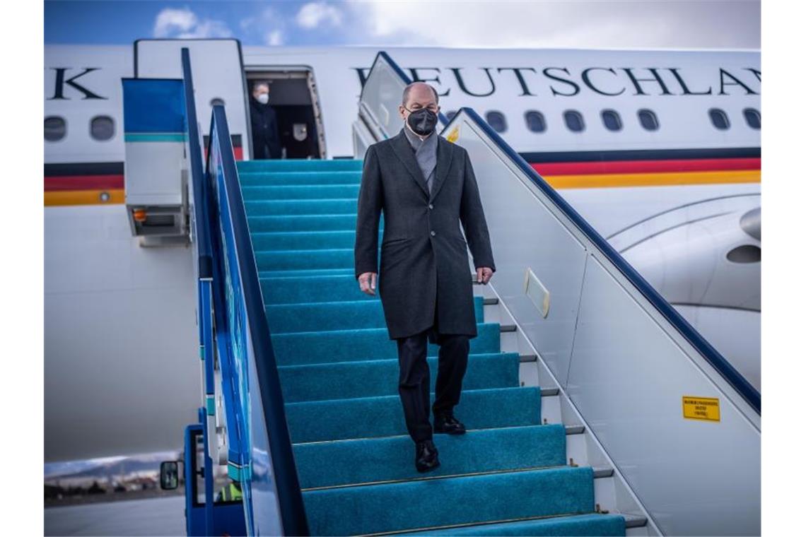 Scholz und Erdogan fordern Waffenstillstand in der Ukraine Bundeskanzler Olaf Scholz kommt am Flughafen in Ankara an. Foto: Michael Kappeler/dpa