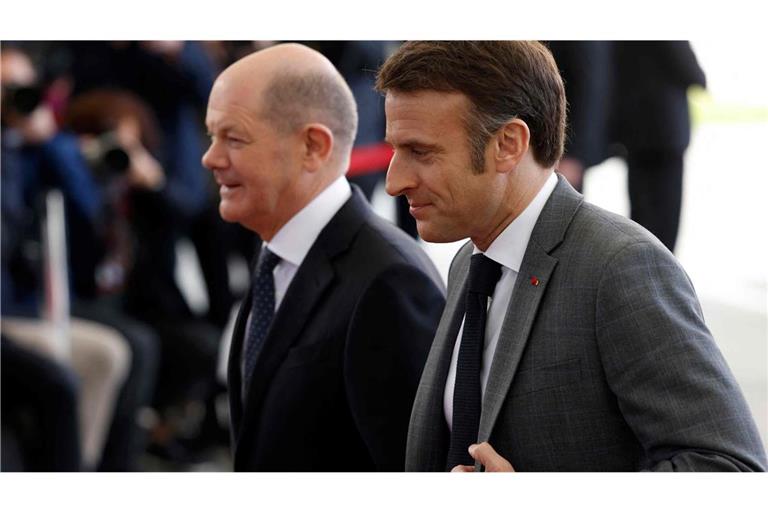 Bundeskanzler Olaf Scholz (l) hat sich gemeinsam mit dem französischen Präsidenten Emmanuel Macron für eine Neuausrichtung der Handelsbeziehungen mit China ausgesprochen (Archivfoto).