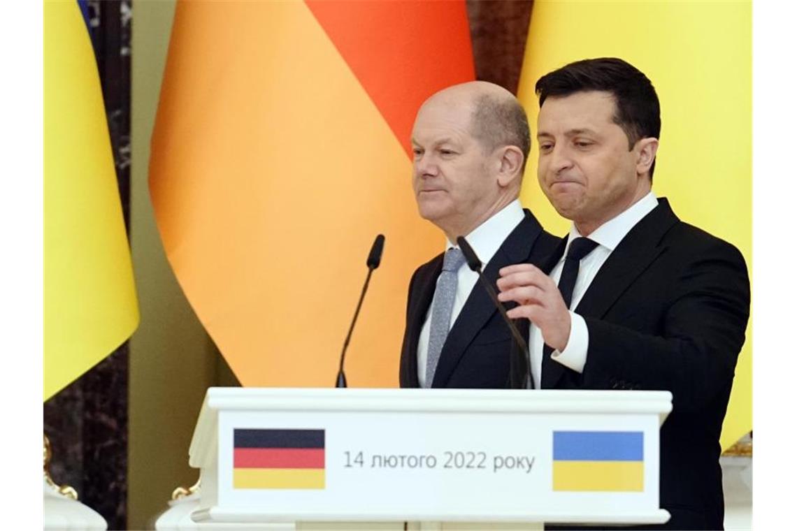 Geld statt Waffen: Scholz sagt Ukraine Millionen zu Bundeskanzler Olaf Scholz (l.) und der ukrainische Präsident Wolodymyr Selenskyj während einer gemeinsamen Pressekonferenz. Foto: Kay Nietfeld/dpa