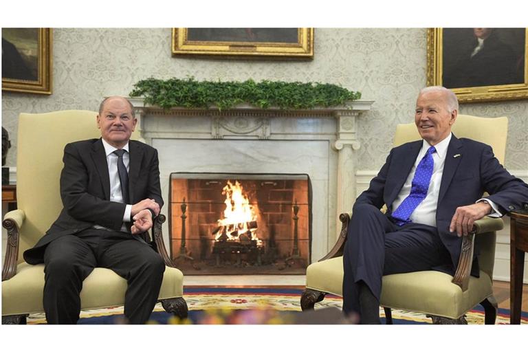 Bundeskanzler Olaf Scholz (links) und US-Präsident Joe Biden sind beide zweifellos demokratisch gewählt, aber nach ganz unterschiedlichen Systemen.