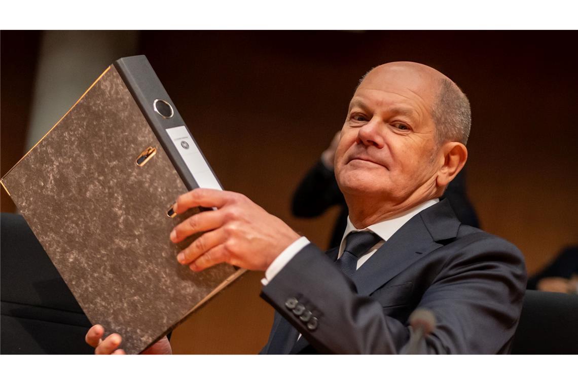 Bilder des Tages Bundeskanzler Olaf Scholz nimmt als Zeuge an der Sitzung des Untersuchungsausschusses zum Atomausstieg teil.