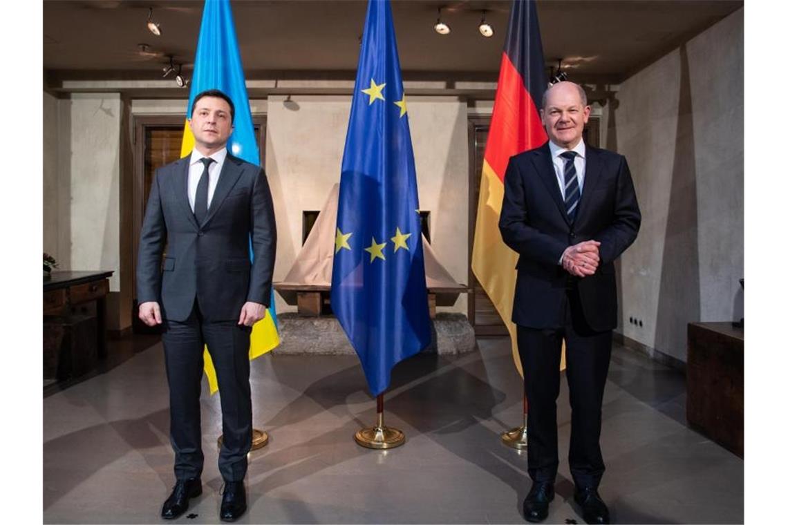 Sicherheitskonferenz: Sorge vor Krieg in Europa Bundeskanzler Olaf Scholz (r) und der ukrainische Präsident Wolodymyr Selensky treffen sich auch zu bilateralen Gesprächen. Foto: Sven Hoppe/dpa pool/dpa