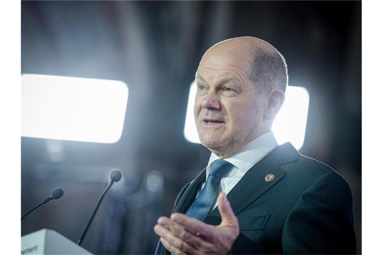 Bundeskanzler Olaf Scholz (SPD) bei einer Pressekonferenz im französischen Versailles. Foto: Kay Nietfeld/dpa
