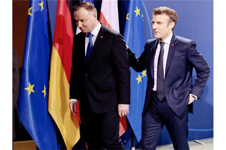 Bundeskanzler Olaf Scholz (SPD), der polnische Staatspräsident Andrzej Duda und der französische Präsident Emmanuel Macron (l-r) nach einem Treffen. Foto: Hannibal Hanschke/Reuters/Pool/dpa