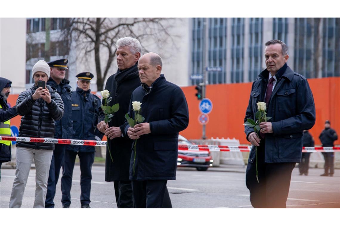 Nach Anschlag: Schwer verletzte Mutter und Kind gestorben Bundeskanzler Olaf Scholz (SPD) hat am Ort des Anschlags mit Münchens Oberbürgermeister Dieter Reiter (SPD) und Bundesverkehrsminister Volker Wissing (FDP) zum Gedenken eine Rose niedergelegt.