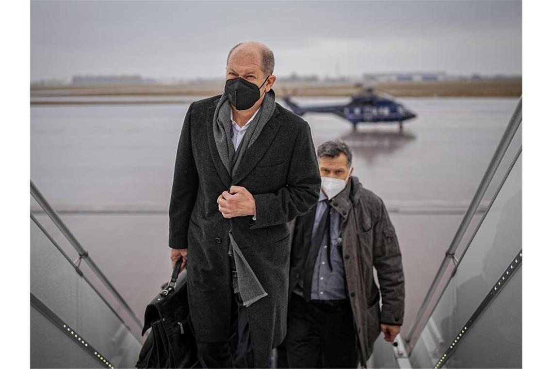 Ukraine überschattet Spanien-Besuch von Bundeskanzler Scholz Bundeskanzler Olaf Scholz (SPD, l) am Flughafen BER auf dem Weg nach Madrid. Im Rahmen seines Antrittsbesuchs in Spanien wird Scholz von Ministerpräsident Sánchez empfangen. Foto: Michael Kappeler/dpa
