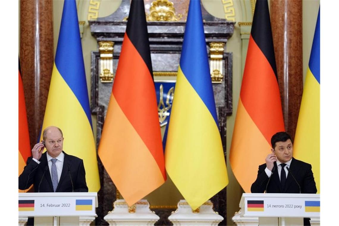 Bundeskanzler Olaf Scholz (SPD, l) und Wolodymyr Selenskyj, Präsident der Ukraine, bei einer Pressekonferenz in Kiew. Foto: Kay Nietfeld/dpa