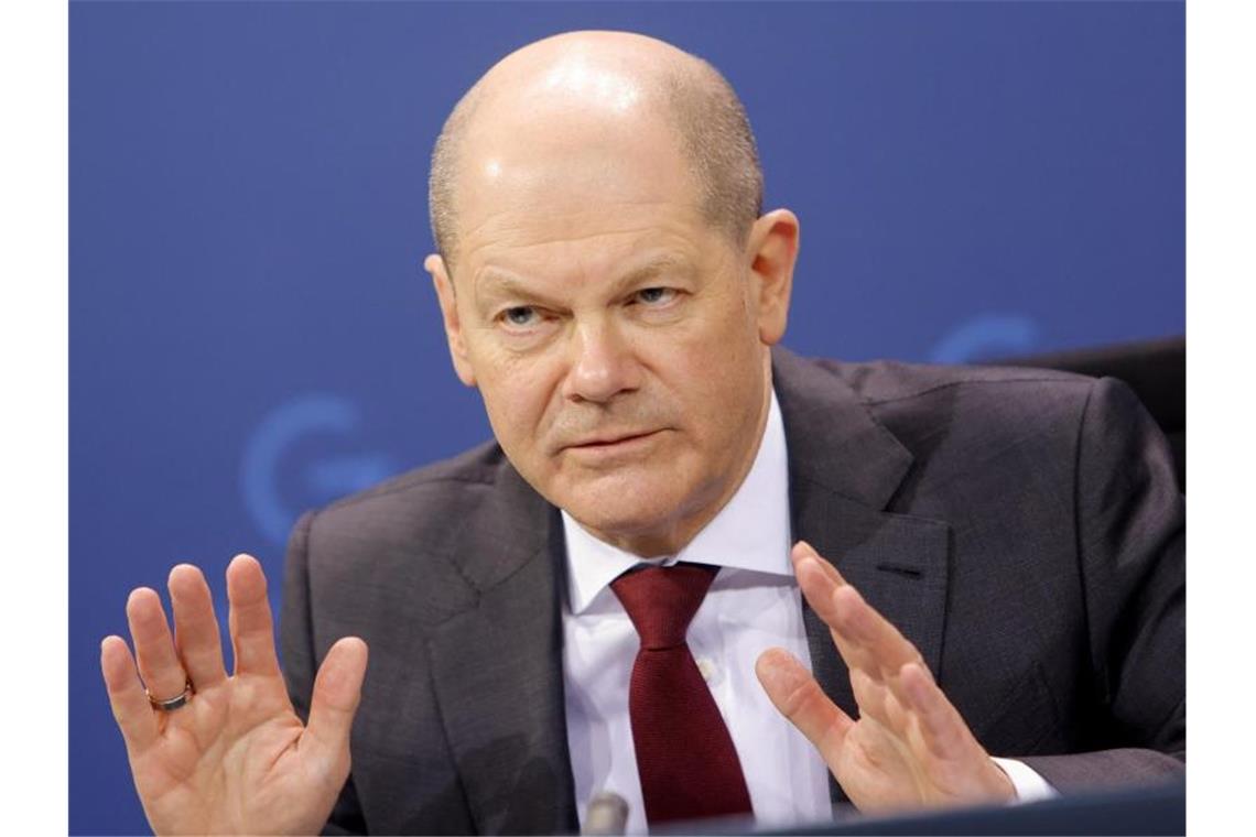 Bundeskanzler Olaf Scholz (SPD) sieht in der Corona-Pandemie „zuversichtlich nach vorne“. Foto: Michele Tantussi/Reuters/Pool/dpa