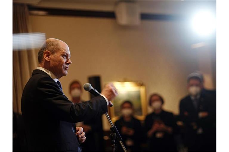 Bundeskanzler Olaf Scholz (SPD) spricht auf einer Pressekonferenz im Hotel Ritz Carlton in Moskau. Foto: Kay Nietfeld/dpa