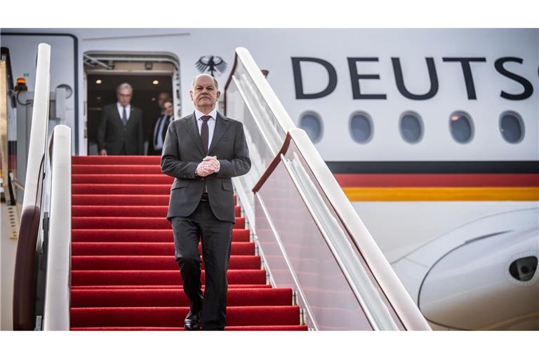 Bundeskanzler Olaf Scholz (SPD) steigt am Flughafen von Chongqing in China aus dem Flugzeug.