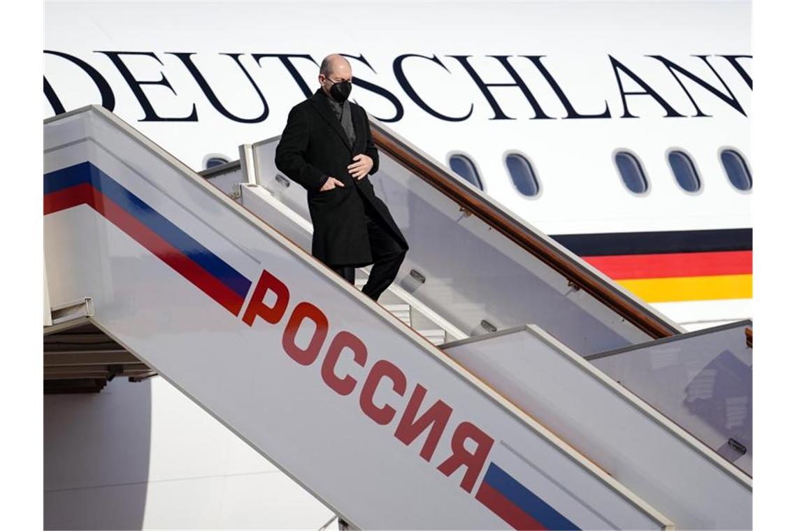 Beim Scholz-Besuch sendet Russland Entspannungssignale Bundeskanzler Olaf Scholz (SPD) verlässt bei seiner Ankunft in Moskau den Airbus A340 der Luftwaffe. Foto: Kay Nietfeld/dpa