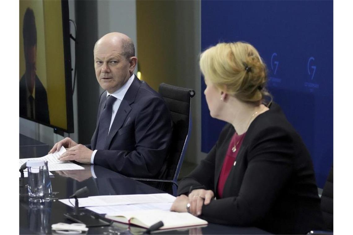 Bundeskanzler Olaf Scholz und Berlins Regierende Bürgermeisterin Franziska Giffey äüßern sich nach der Ministerpräsidentenkonferenz vor der Presse. Foto: Michael Sohn/POOL AP/dpa