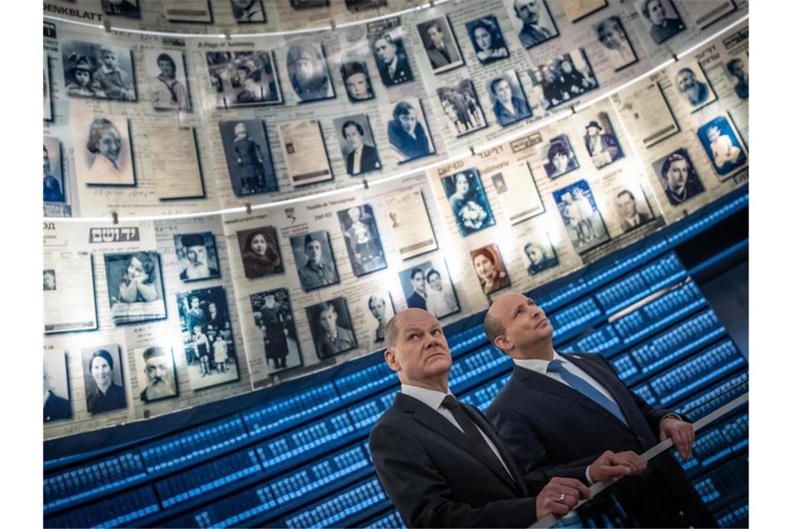Scholz und Bennett vereinbaren neuen strategischen Dialog Bundeskanzler Olaf Scholz und der israelische Ministerpräsident Naftali Bennett beim Besuch der Gedenkstätte Yad Vashem. Foto: Michael Kappeler/dpa