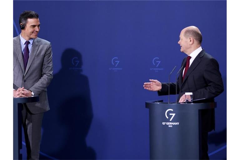Bundeskanzler Olaf Scholz und der spanische Ministerpräsident Pedro Sanchez geben gemeinsam ein Pressestatement im Kanzleramt ab. Foto: Filip Singer/EPA POOL/dpa