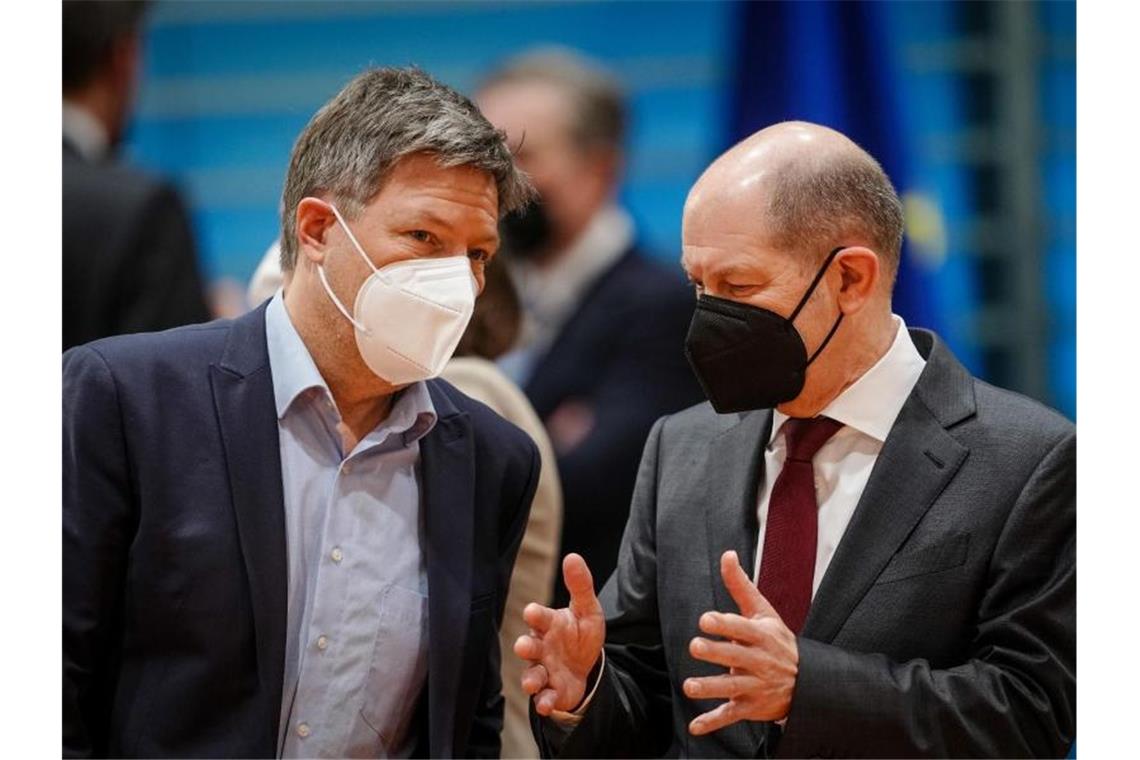 Kabinett beschließt mehrere Steuerhilfen Bundeskanzler Olaf Scholz und Wirtschaftsminister Robert Habeck im Gespräch vor der Sitzung des Bundeskabinetts. Foto: Kay Nietfeld/dpa