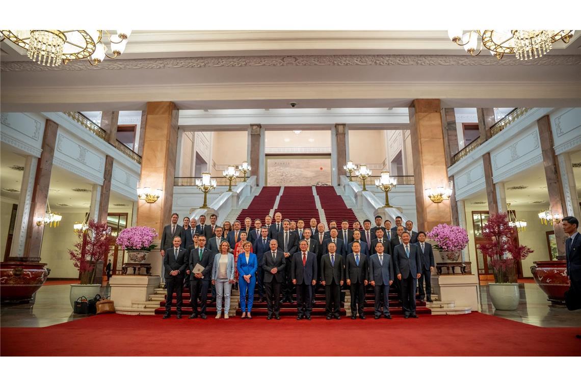 Bundeskanzler Olaf Scholz (vorn 5.v.l) und Ministerpräsident Li Qiang (vorn 6.v.l) in der Großen Halle des Volkes vor einer Sitzung des Beratenden Ausschusses der deutsch-chinesischen Wirtschaft.