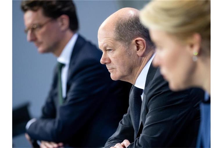 Bundeskanzler Scholz zwischen NRW-Ministerpräsident Wüst und der RegierendeN Bürgermeisterin von Berlin, giffey. Foto: Bernd von Jutrczenka/dpa Pool/dpa