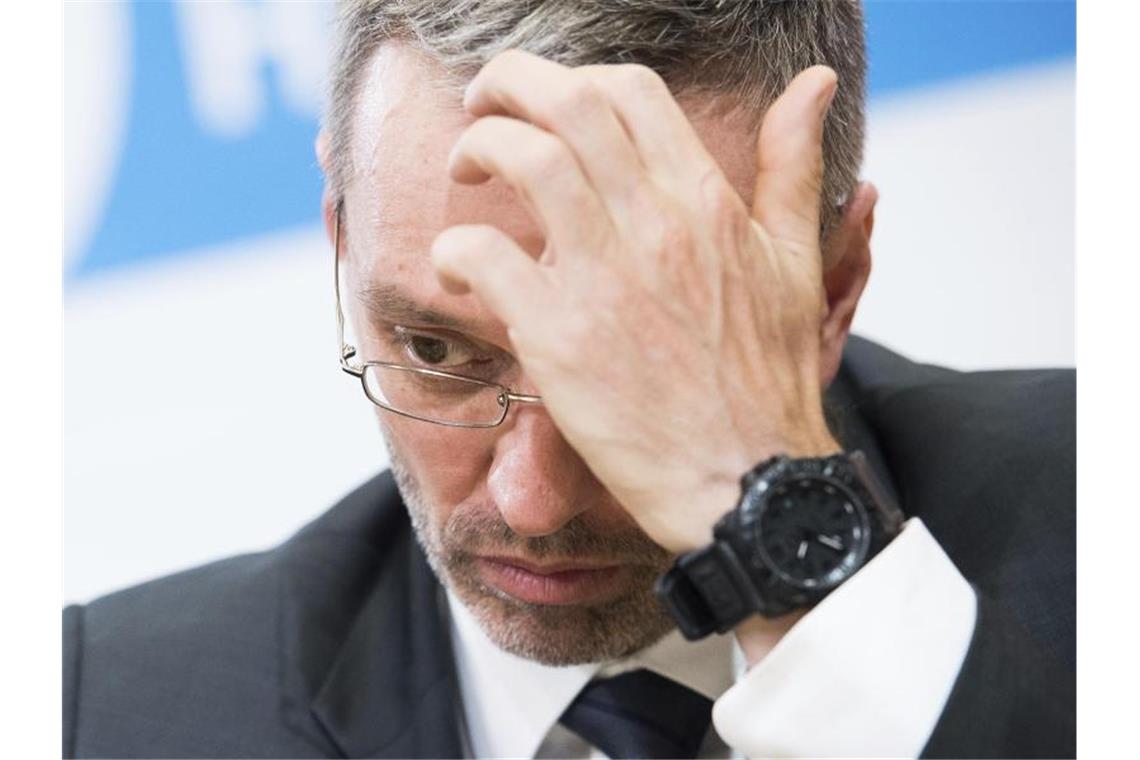 Bundeskanzler Sebastian Kurz will nicht länger an Innenminister Herbert Kickl festhalten. Foto: Michael Gruber/AP