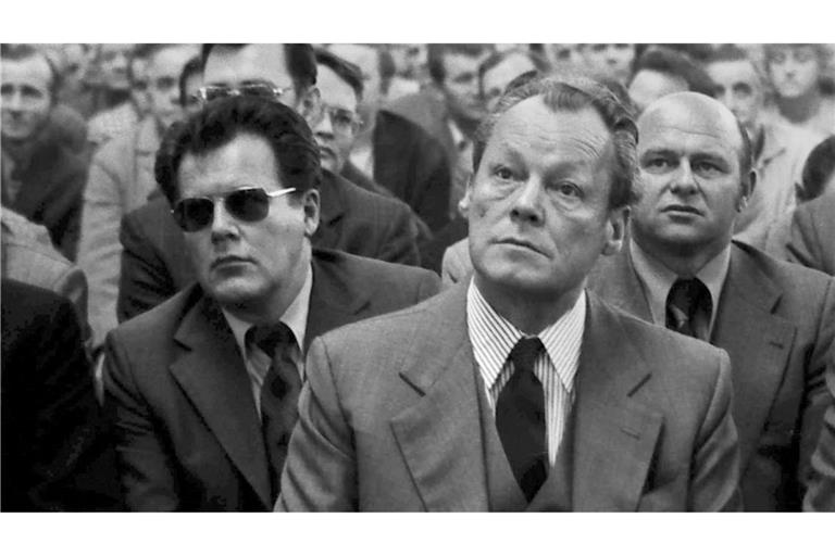 Bundeskanzler Willy Brandt vorn, links dahinter mit Sonnenbrille sein persönlicher Referent Günter Guillaume