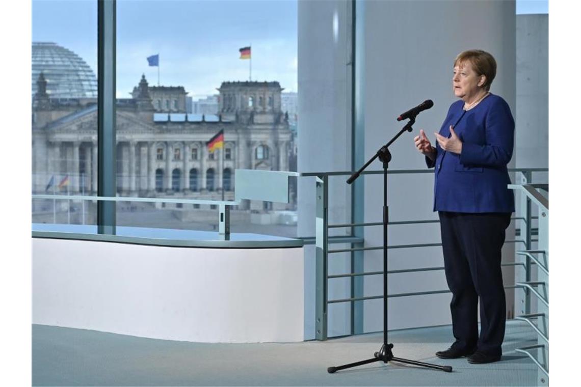 Corona: Merkel sagt umfassenden Kampf auf allen Ebenen zu Bundeskanzlerin Angela Merkel äußert sich in Berlin zu den Folgen und Herausforderungen aufgrund des Coronavirus. Foto: John Macdougall/POOl AFP/dpa
