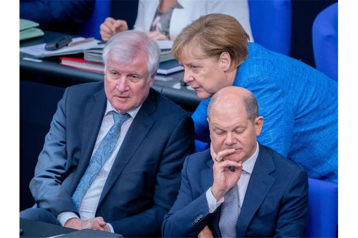 Union und SPD starten Endspurt für Milliarden-Klimapaket Bundeskanzlerin Angela Merkel am Mittwoch während der Generaldebatte im Gespräch mit Horst Seehofer. Neben ihnen Finanzminister Olaf Scholz. Foto: Kay Nietfeld