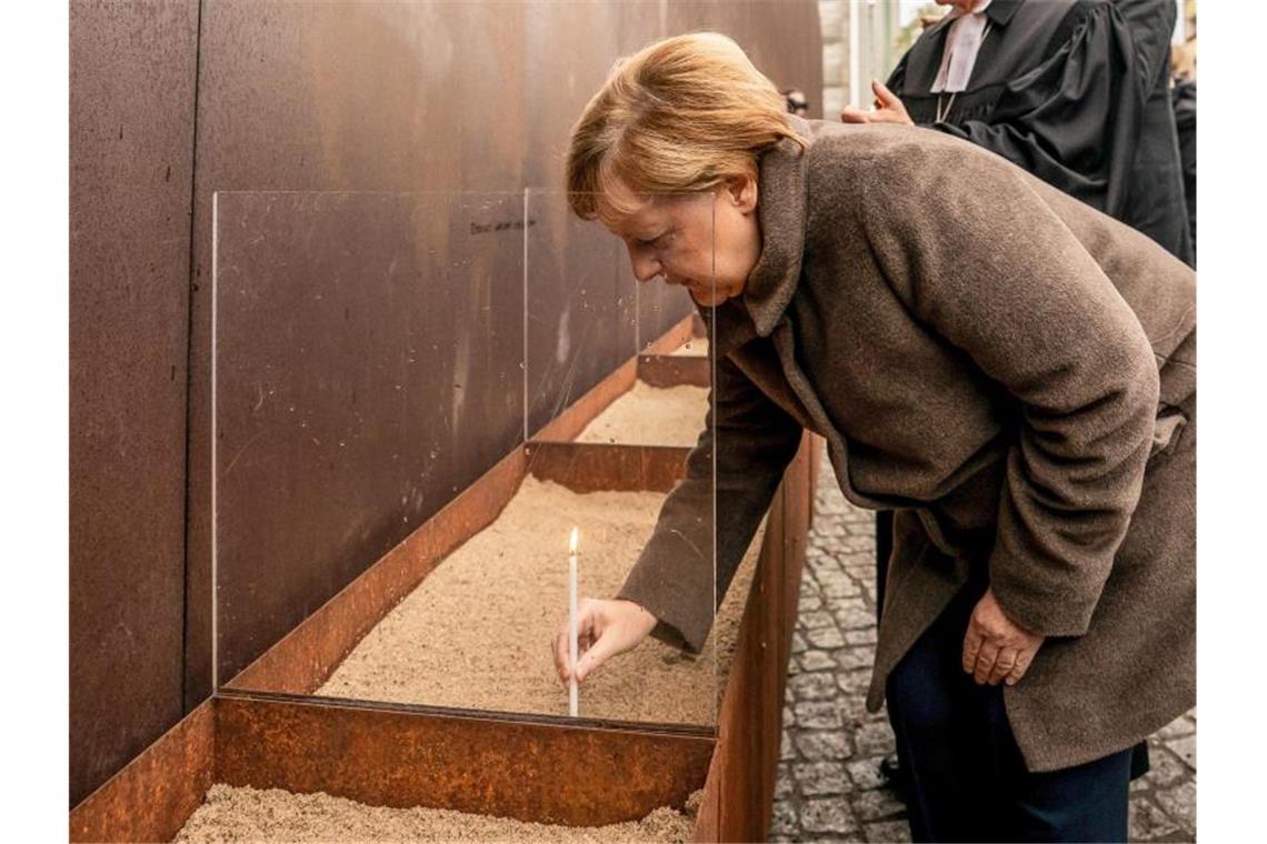 Bundeskanzlerin Angela Merkel an der Gedenkstätte in der Bernauer Straße: Als die Mauer 1961 hochgezogen wurde, lag die Häuserfront der Straße im Osten, der Bürgersteig im Westen. Foto: Michael Kappeler/dpa
