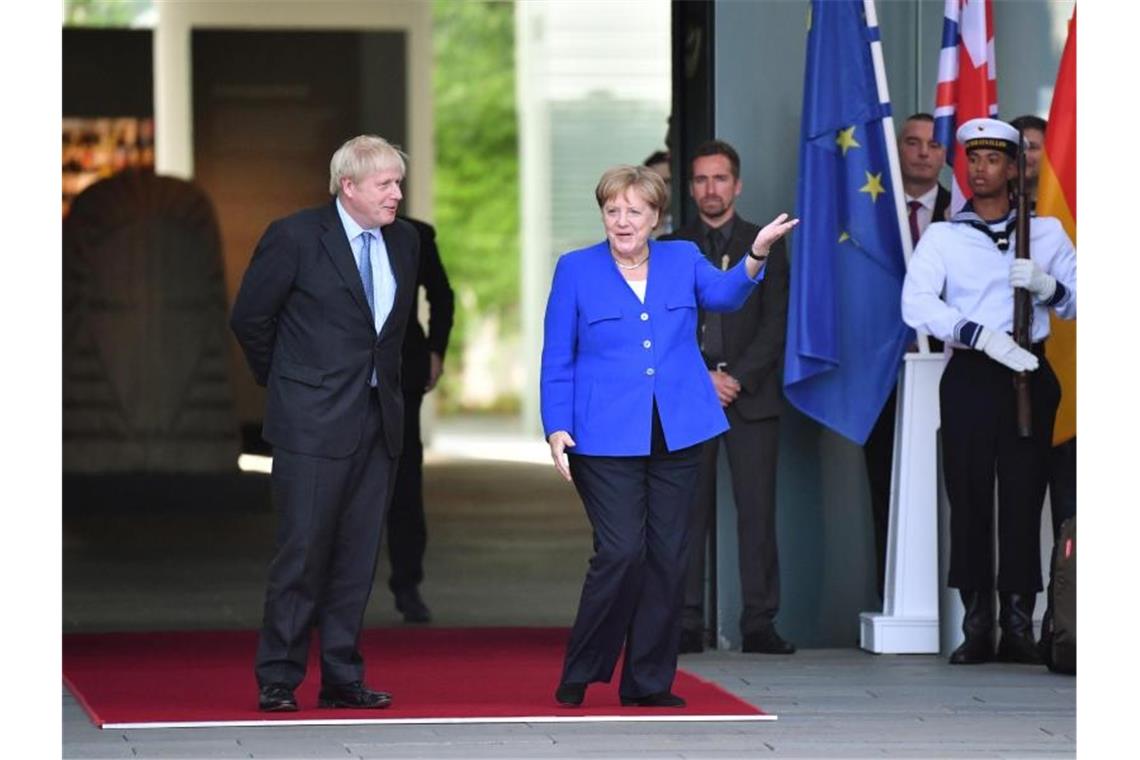 Bundeskanzlerin Angela Merkel begrüßt Boris Johnson (l) vor dem Kanzleramt. Foto: Bernd Von Jutrczenka