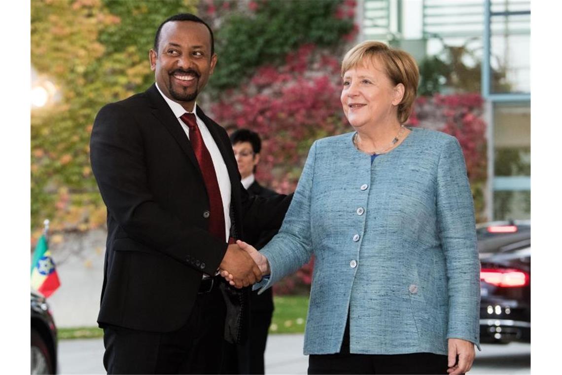 Abiy Ahmed erhält Friedensnobelpreis Bundeskanzlerin Angela Merkel begrüßt den äthiopischen Ministerpräsidenten Abiy Ahmed zum Afrikagipfel im Oktober 2018 im Bundeskanzleramt. Foto: Bernd von Jutrczenka/dpa