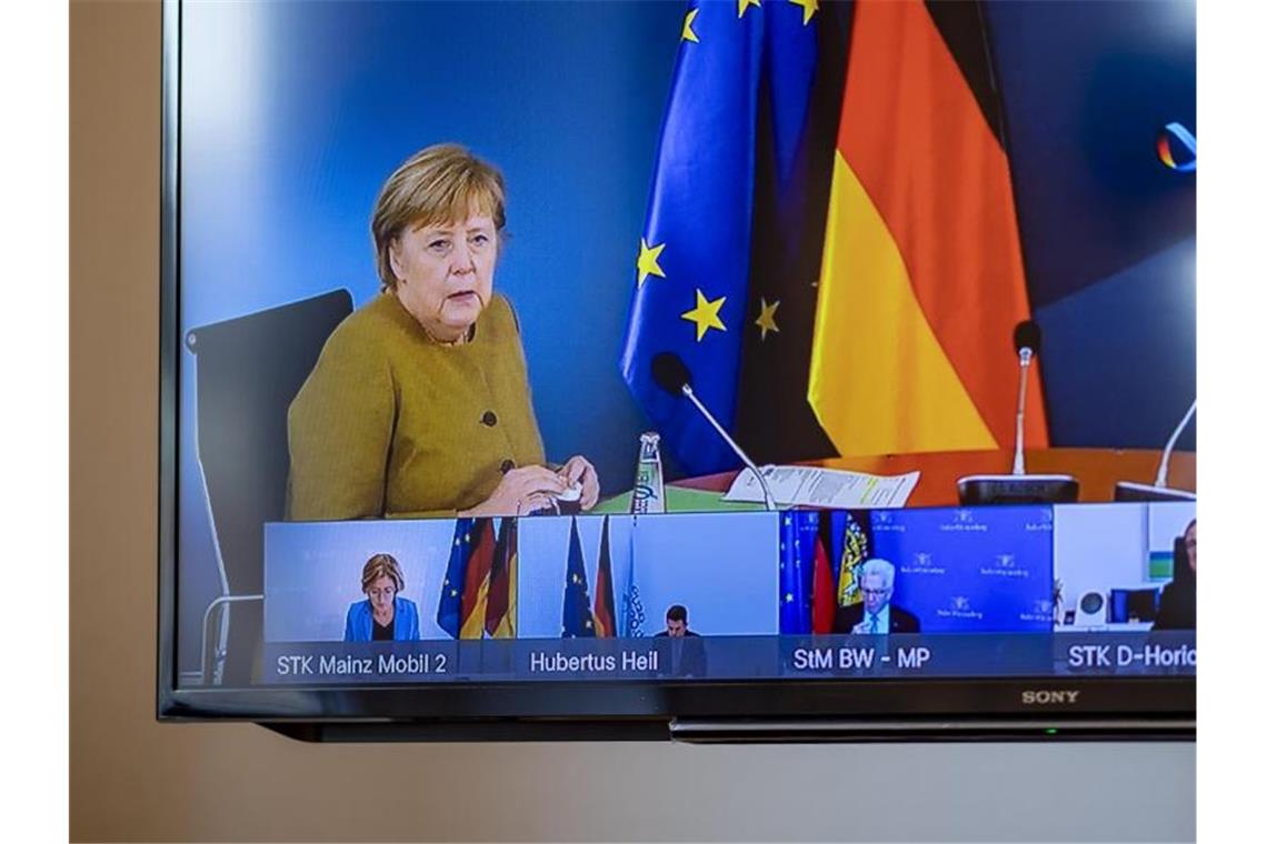 Bundeskanzlerin Angela Merkel bei den Beratungen der deutschen Ministerpräsidenten. Gemeinsam beraten die Chefs von Bundes- und Landesregierungen über das weitere Vorgehen in der Corona-Pandemie. Foto: Axel Heimken/dpa