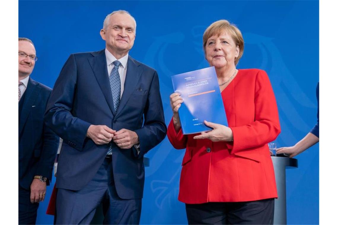 Bundeskanzlerin Angela Merkel bei der Übergabe des Sondergutachten zum CO2-Preis. Foto: Michael Kappeler