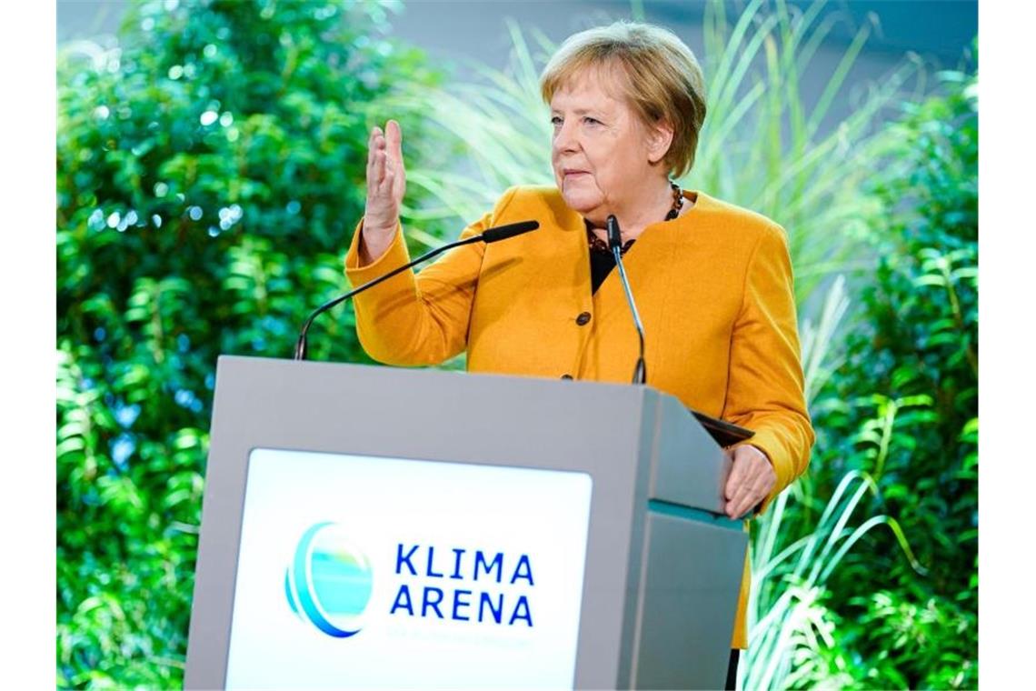 Bundeskanzlerin Angela Merkel beim Festakt zur Eröffnung der „Klima Arena“ in Sinsheim. Foto: Uwe Anspach/dpa
