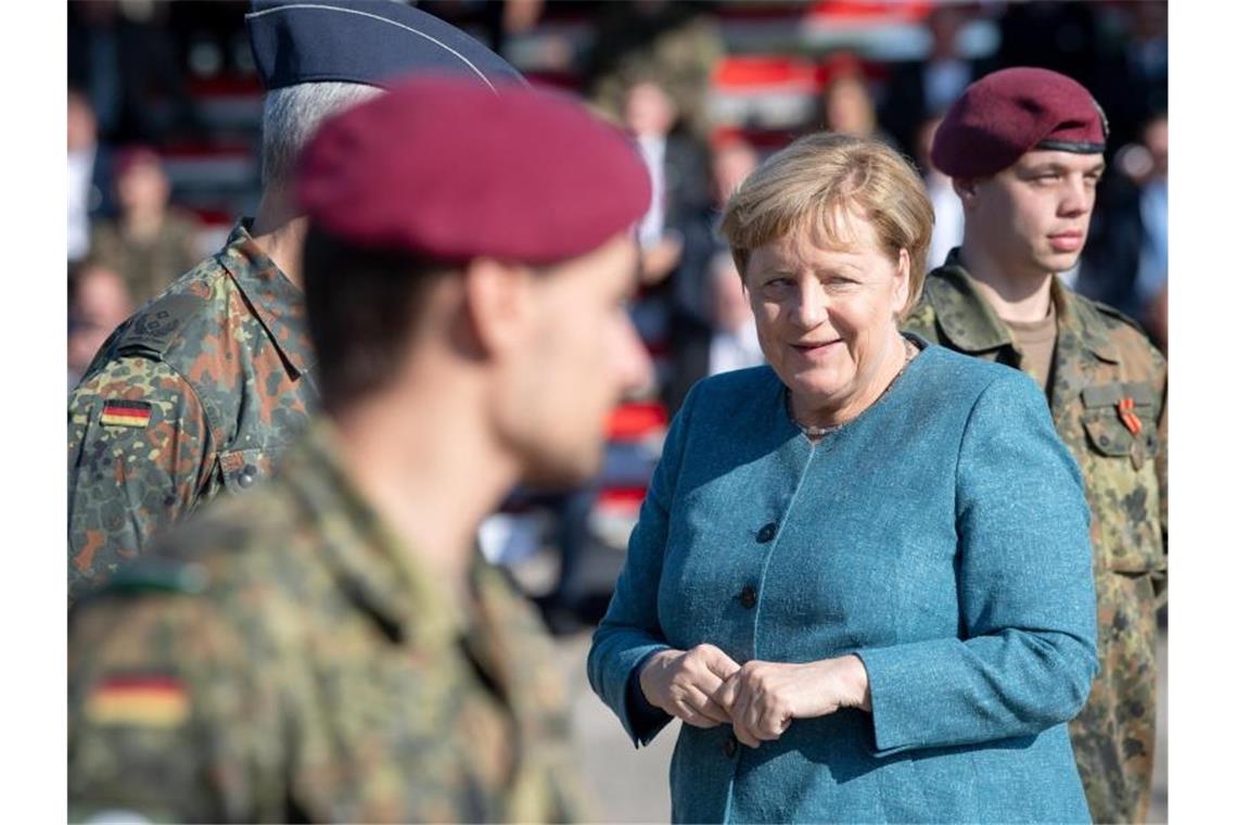 Kanzlerin dankt der Bundeswehr für Luftbrücke aus Kabul Bundeskanzlerin Angela Merkel beim Truppenbesuch in Seedorf. Foto: Sina Schuldt/dpa