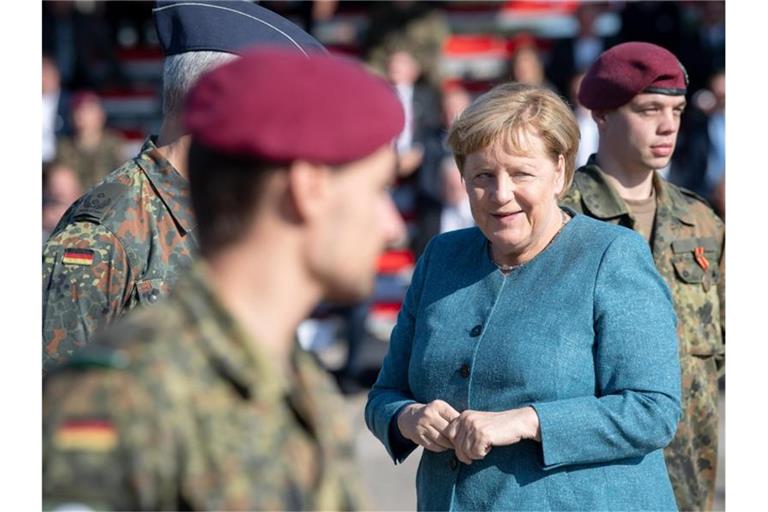 Bundeskanzlerin Angela Merkel beim Truppenbesuch in Seedorf. Foto: Sina Schuldt/dpa