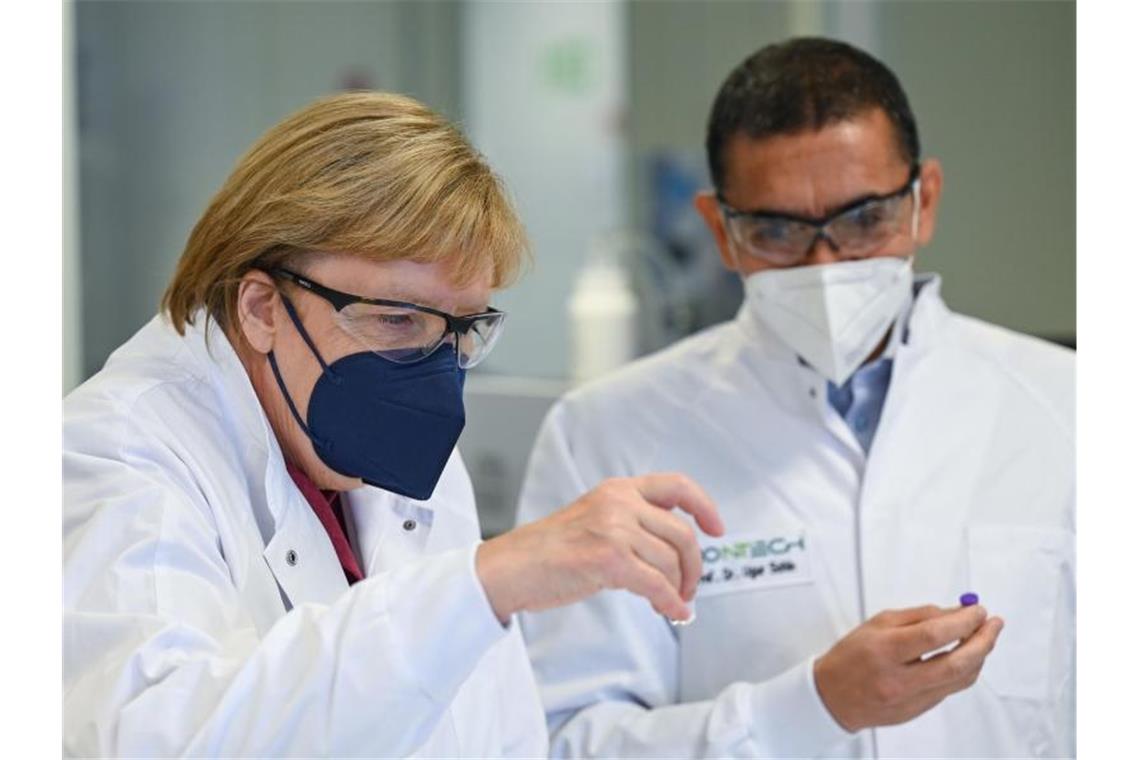 Ärzte: Andrang auf Kinder-Impfungen Bundeskanzlerin Angela Merkel besucht das Werk des Impfstoffherstellers Biontech in Marburg. Vorstandschef Ugur Sahin führt sie durch die Räume. Foto: Arne Dedert/dpa/POOL/dpa