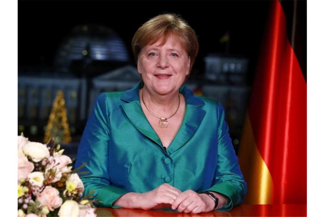 Merkel ruft zu Zuversicht auf Bundeskanzlerin Angela Merkel (CDU), aufgenommen nach der Aufzeichnung ihrer Neujahrsansprache im Kanzleramt. Foto: Michele Tantussi/REUTERS/POOL/dpa