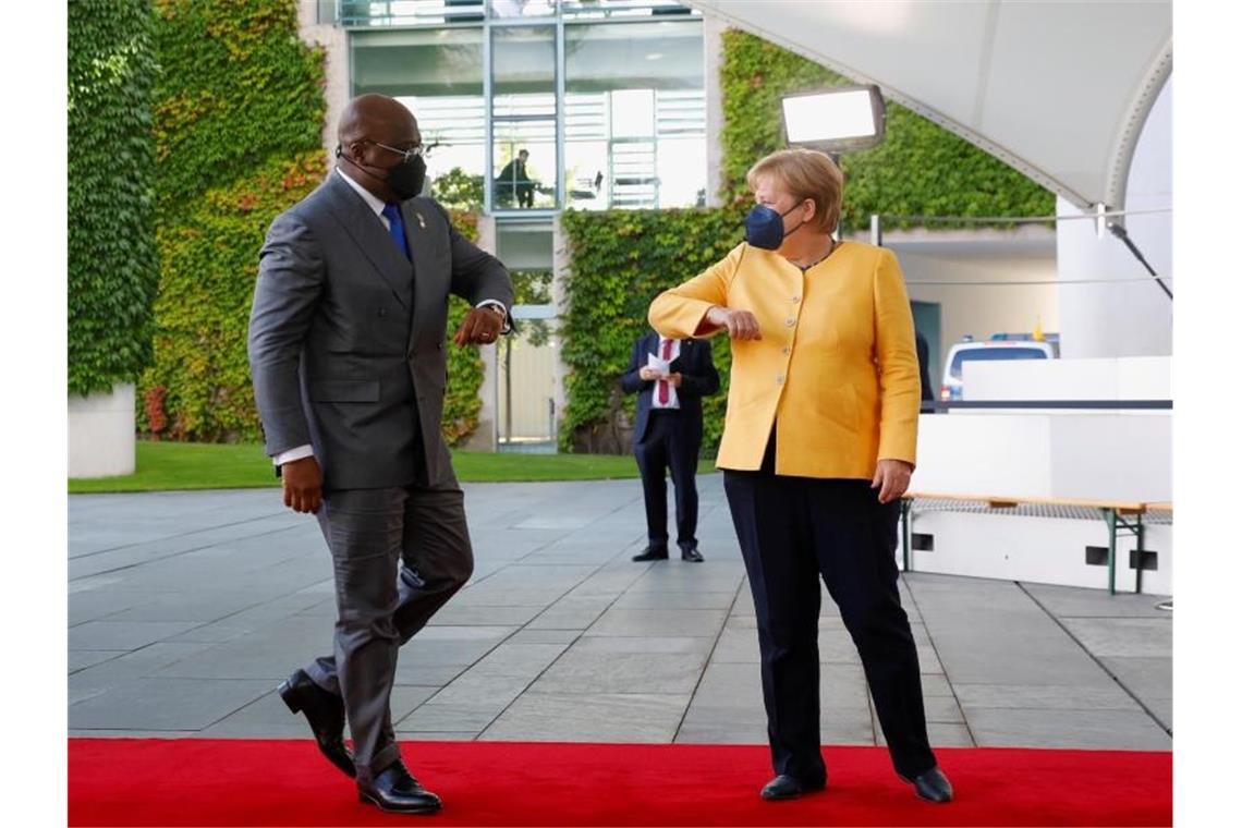 Bundeskanzlerin Angela Merkel (CDU) begrüßt Felix Tshisekedi, Präsident der Demokratischen Republik Kongo, beim „G20 Compact with Africa“ Treffen. Foto: Michele Tantussi/Reuters-Pool/dpa