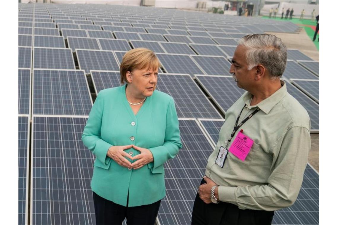 Bundeskanzlerin Angela Merkel (CDU), besichtigt eine mit Solarenergie betriebene Metrostation. Foto: Michael Kappeler/dpa