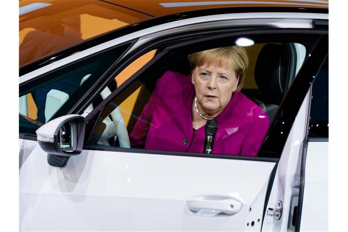 Bundeskanzlerin Angela Merkel (CDU) besuchte 2019 den Stand von Volkswagen bei der IAA. Foto: Silas Stein/dpa