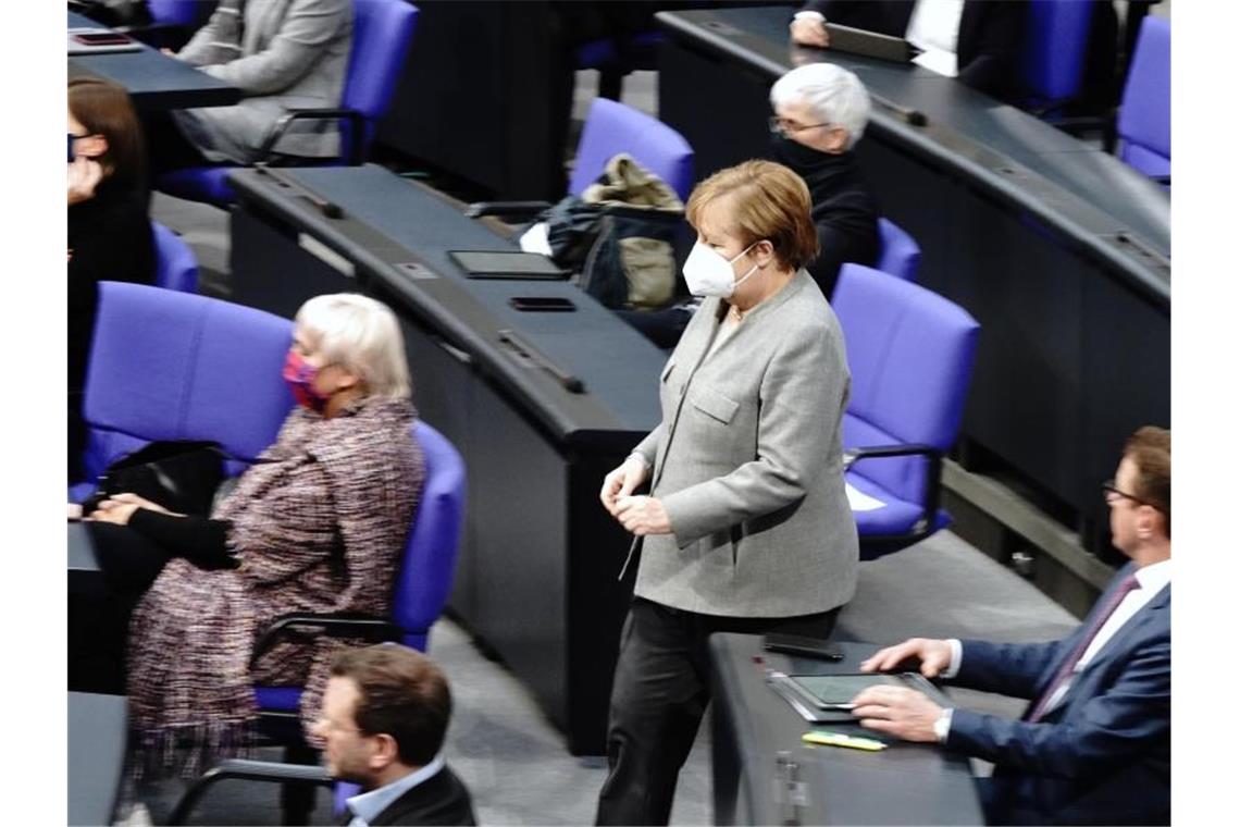 Bundeskanzlerin Angela Merkel (CDU) geht während der Debatte zur Änderung des Infektionsschutzgesetzes durch den Plenarsaal. Foto: Kay Nietfeld/dpa