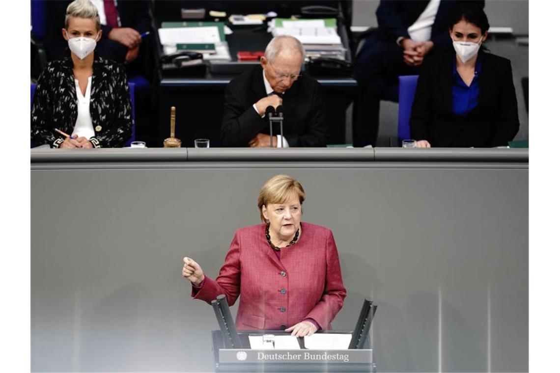Bundeskanzlerin Angela Merkel (CDU) gibt im Bundestag eine Regierungserklärung zur Bewältigung der Corona-Pandemie ab. Foto: Kay Nietfeld/dpa