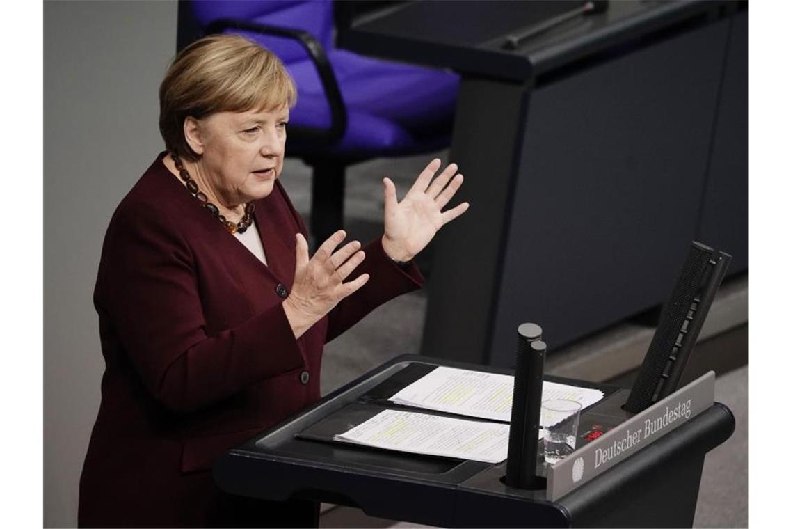 Bundeskanzlerin Angela Merkel (CDU) gibt im Bundestag eine Regierungserklärung zur Bewältigung der Corona-Pandemie ab. Foto: Michael Kappeler/dpa