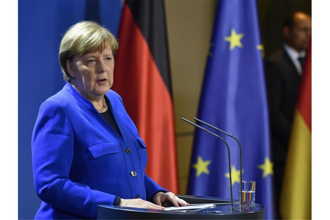 Bundeskanzlerin Angela Merkel (CDU) gibt im Kanzleramt eine Presseerklärung ab. Foto: John Macdougall/AFP POOL/dpa