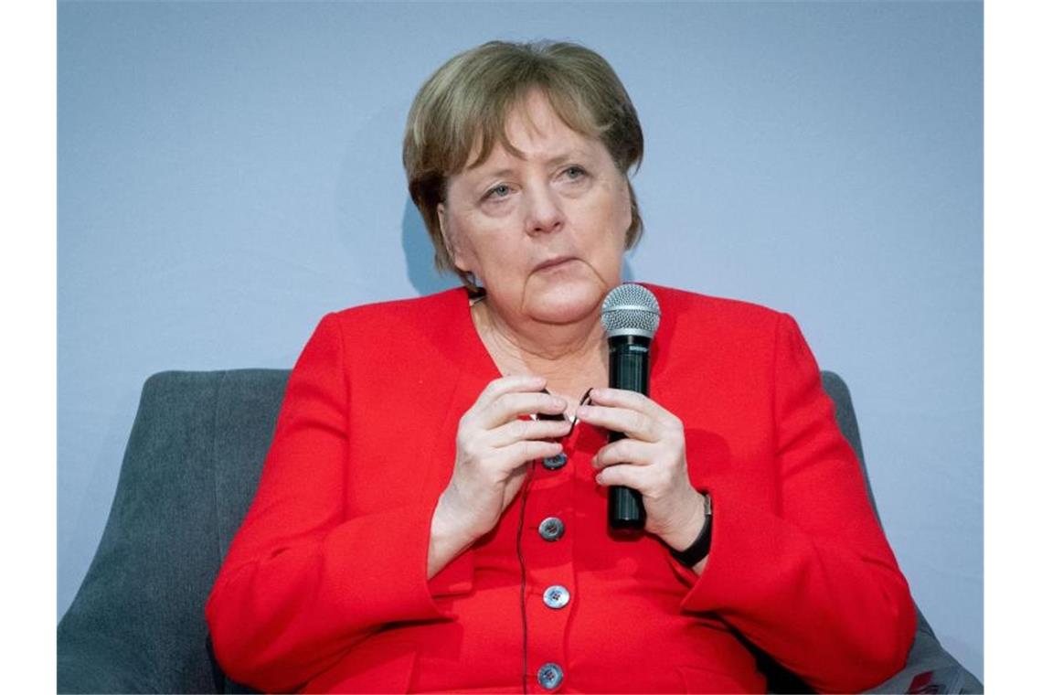 Karlsruhe hinterfragt Merkel-Äußerungen zur Thüringen-Wahl Bundeskanzlerin Angela Merkel (CDU) im Gespräch mit Studenten bei ihrer Südafrika-Reise. Foto: Kay Nietfeld/dpa