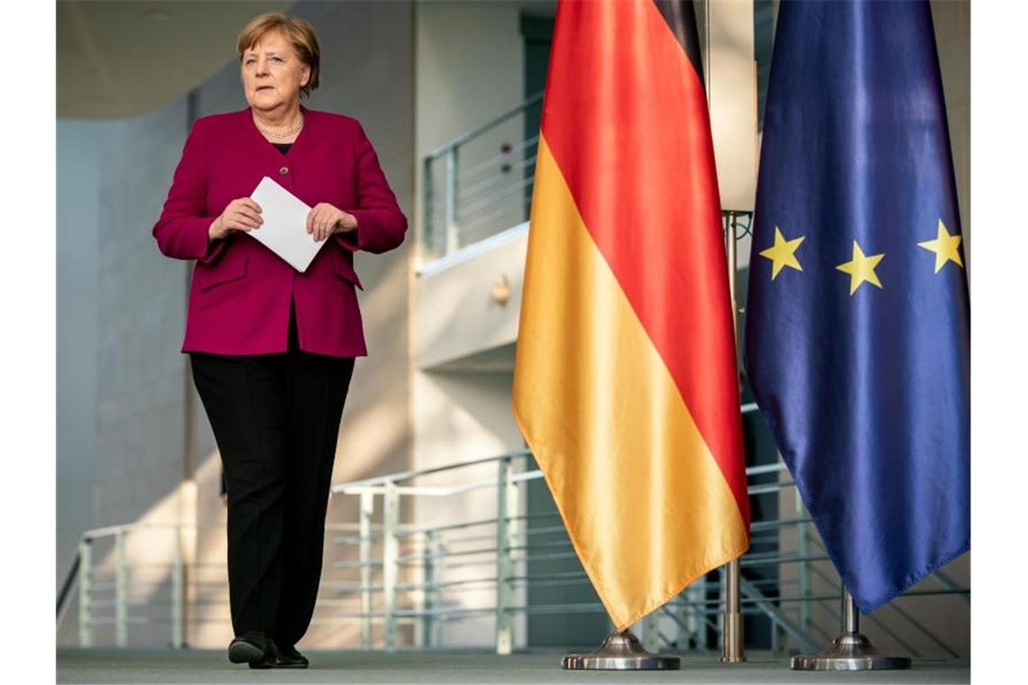 Bundeskanzlerin Angela Merkel (CDU), kommt zu einer Pressekonferenz nach der Videokonferenz des Europäischen Rats. Foto: Michael Kappeler/dpa-Pool/dpa