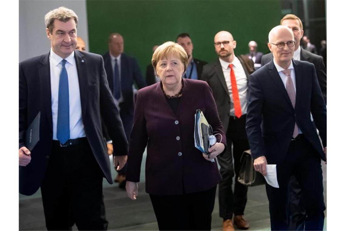 Bundeskanzlerin Angela Merkel (CDU, Mitte) berät in einer Telefonkonferenz mit den Ministerpräsidenten der Länder über den Kampf gegen die Coronavirus-Krise. Foto: Bernd von Jutrczenka/dpa