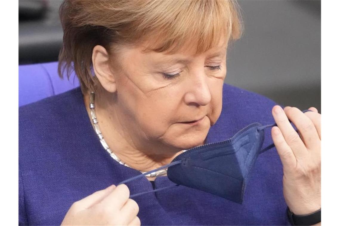 „Zeit zum Handeln“ - Neue Auflagen gegen vierte Corona-Welle Bundeskanzlerin Angela Merkel (CDU) nimmt an der Sitzung des Bundestags teil. Foto: Kay Nietfeld/dpa